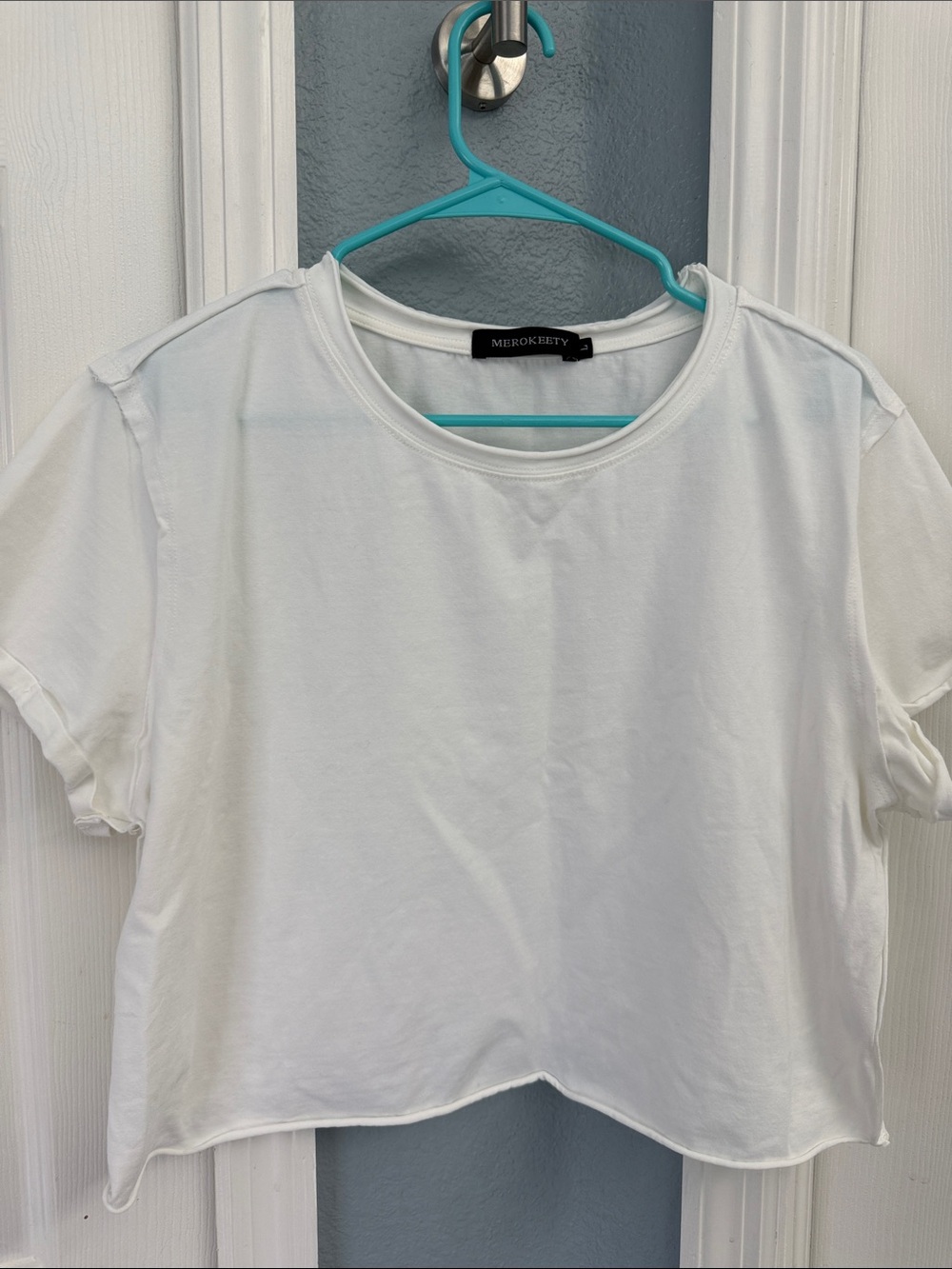 MEROKEETY White Cropped Tee - Women size large